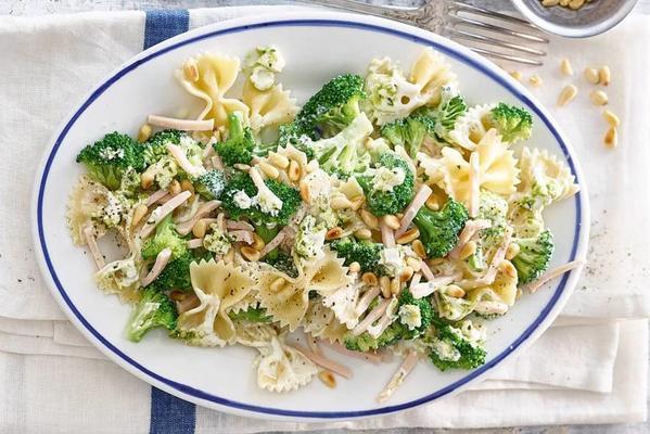 farfalle with pesto, broccoli and smoked chicken strips