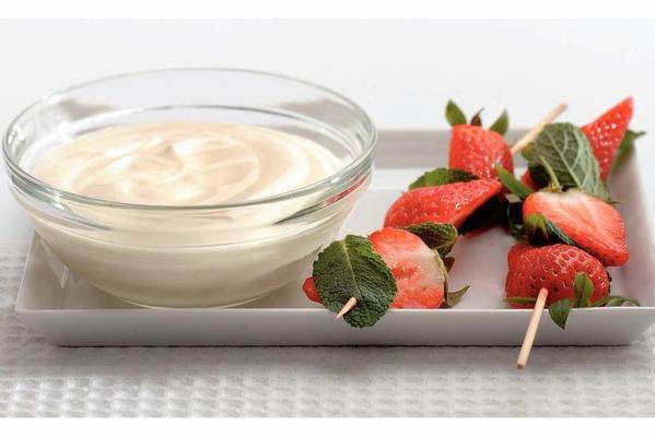 strawberry-mint skewers with vanilla cream cheese