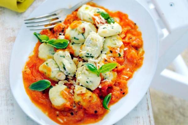 gnocchi with hazelnuts in tomato sauce