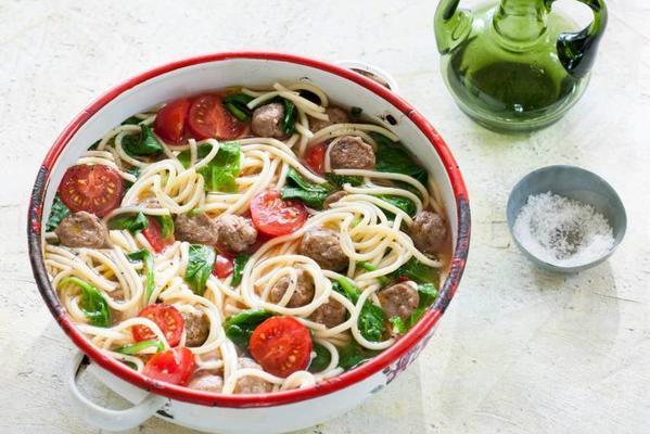 spaghetti with spinach, meatballs and tomato
