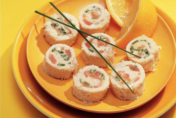sandwich rolls with smoked salmon spread