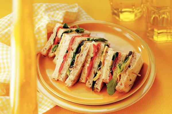 spanish club sandwich with chorizo ​​and omelet