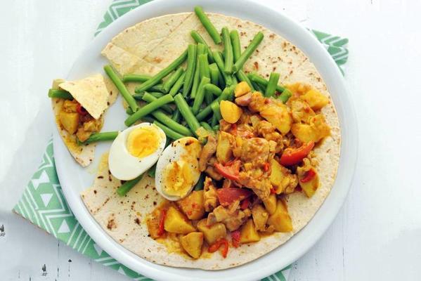 Surinamese roti chicken with green beans and egg