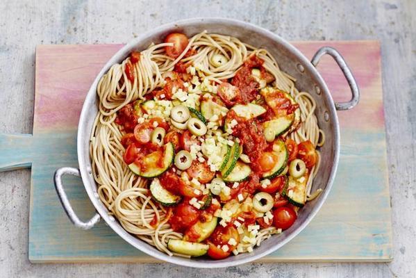 spaghetti with tomato sauce and zucchini
