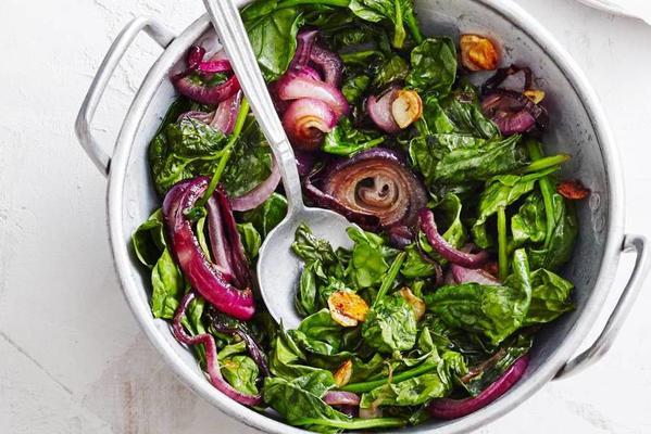 stir-fried spinach with red onion and garlic