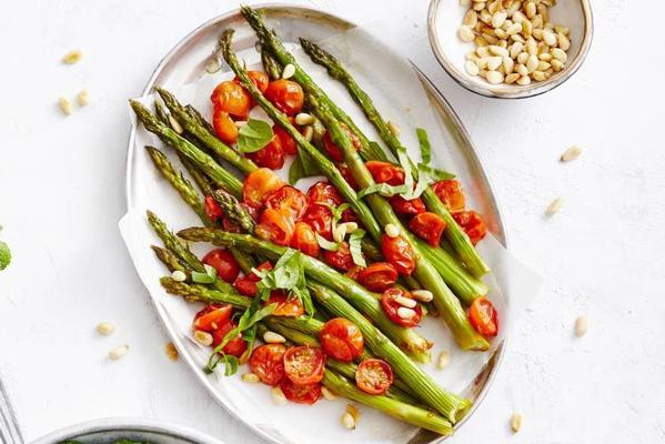 grilled green asparagus with tomato