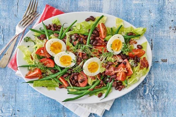 meal salad with bacon, haricots verts and baked beans