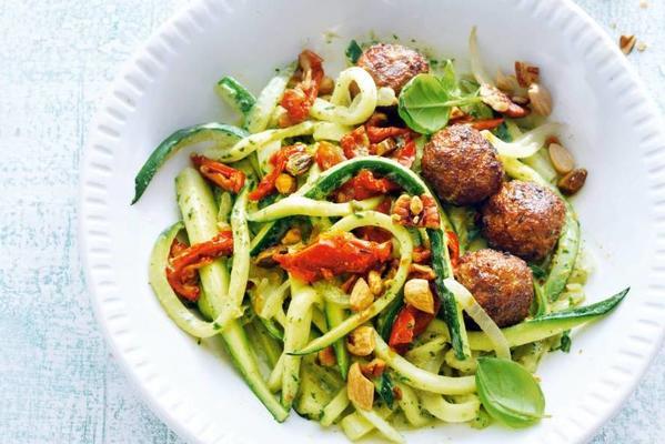 courgetti with vegas and tomato