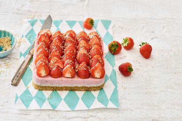 strawberry cheesecake with nut base