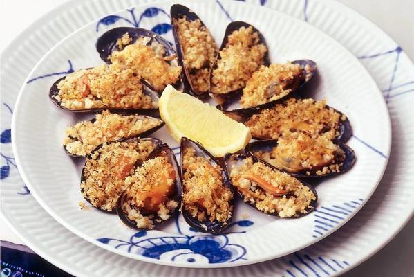 mussels with garlic crumbs