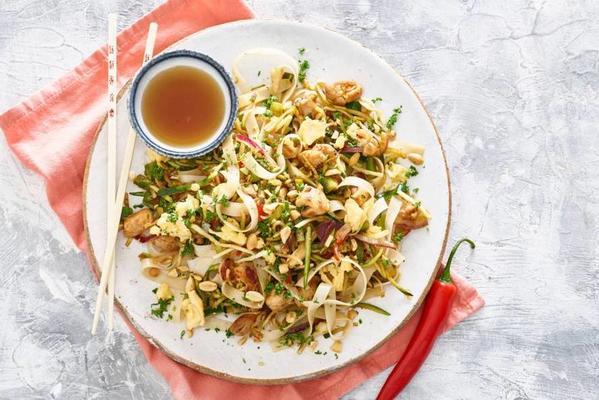 fast pad thai with chicken and egg