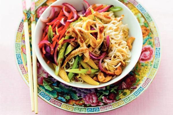 wok noodles with ginger, vegetables and chicken