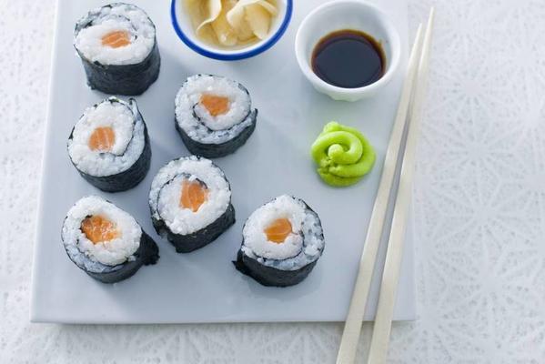 salmon roll (nori maki)
