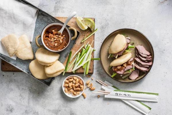 steamed buns with 5 spice duck
