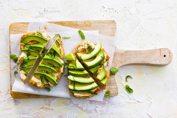 multigrain bread with hummus and avocado