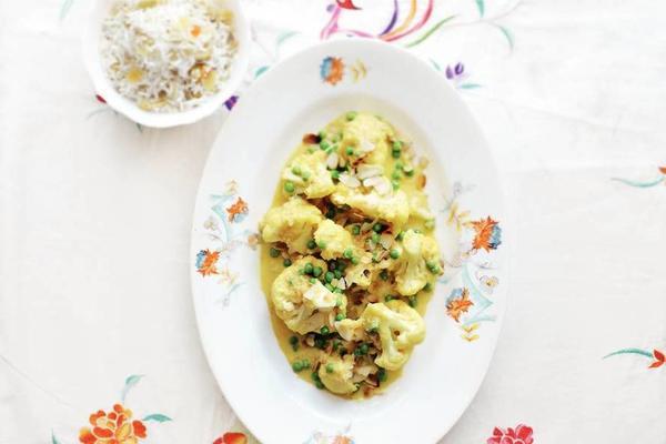vegacurry with cauliflower and peas