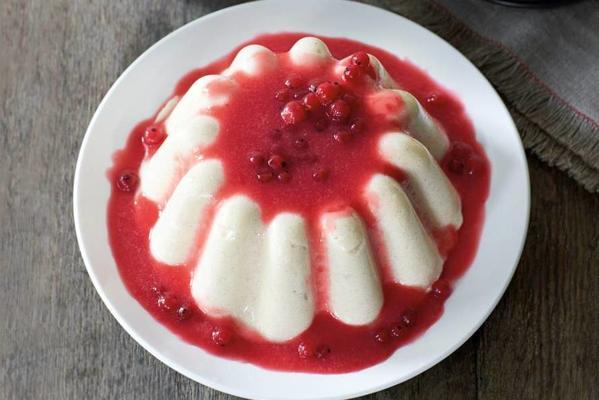 semolina pudding with berry sauce