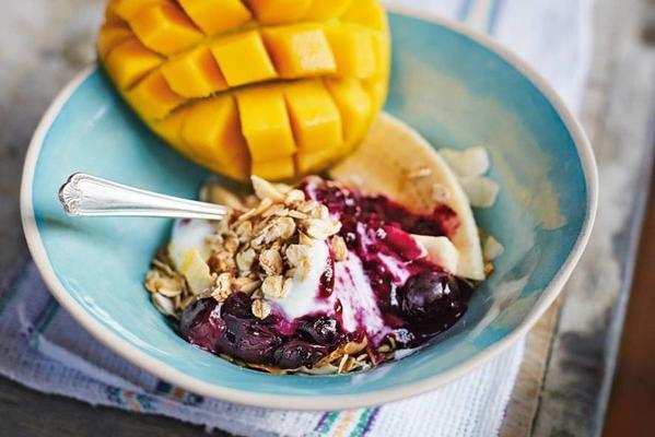 jamie olivers roasted oatmeal with mango, blueberries and yogurt