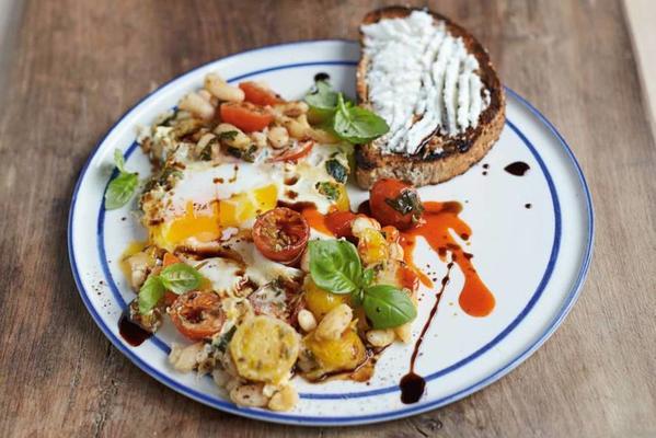 jamie olivers fried eggs with roasted beans, tomatoes and ricotta on toast
