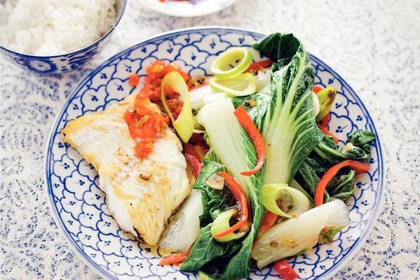 braised bok choy with fried fish