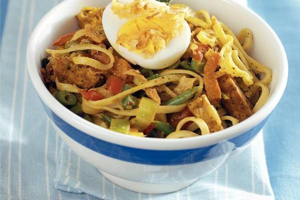 noodles with tofu, egg and fried onions
