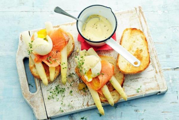 fast eggs benedict with asparagus and salmon
