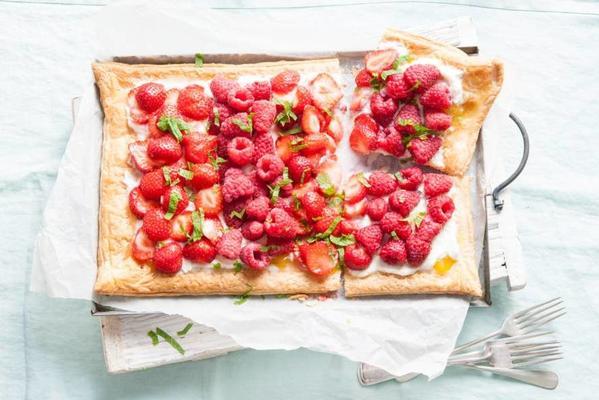 plate cake with lemon curd, raspberries and strawberries