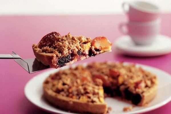 crumble with apple, blueberries and prunes