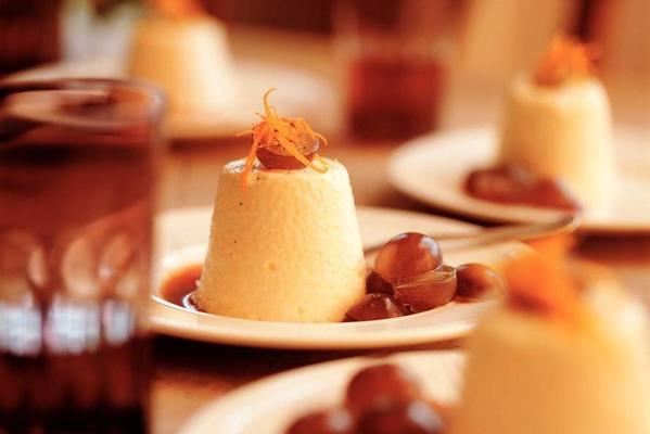 camembert mousse with caramel sauce of red port
