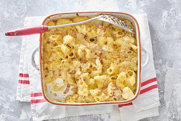 creamy mac and cheese with cauliflower florets
