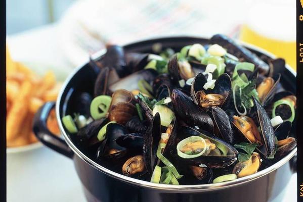 mussels with butter, leek and celery
