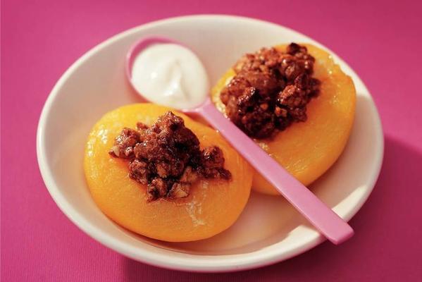stuffed peaches with amaretti biscuits and cocoa