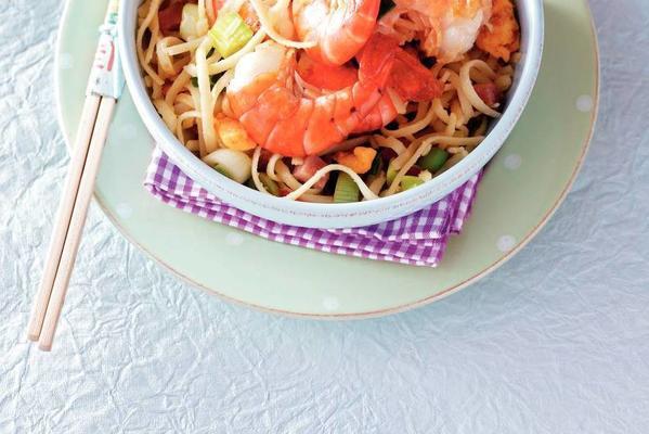 noodles with spring onions and giant shrimps