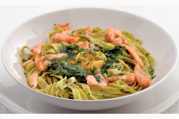 pasta with spinach, salmon and egg