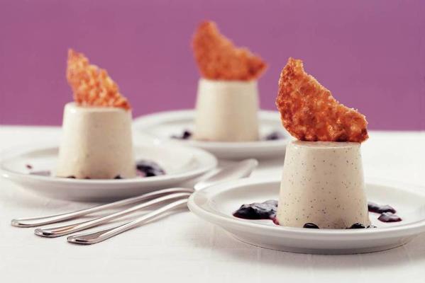 buttermilk-panna cotta with forest fruit sauce