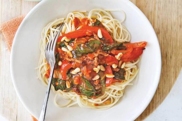 spaghetti bolognese with spinach