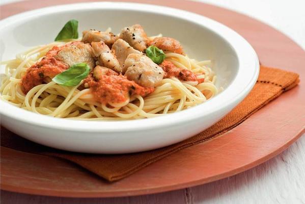 spaghetti with chicken and paprika basil sauce