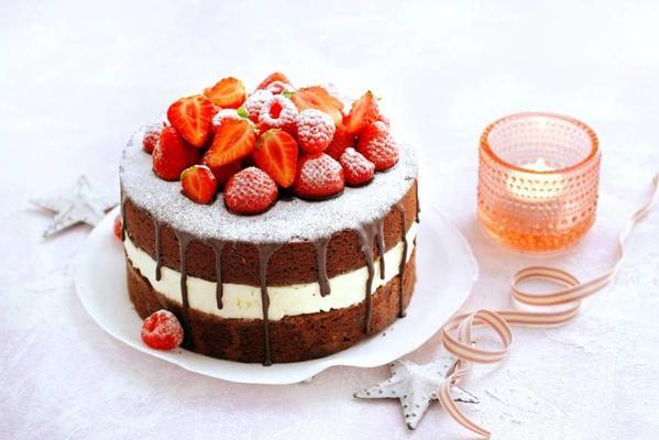 brownie cake with mascarpone and red fruit