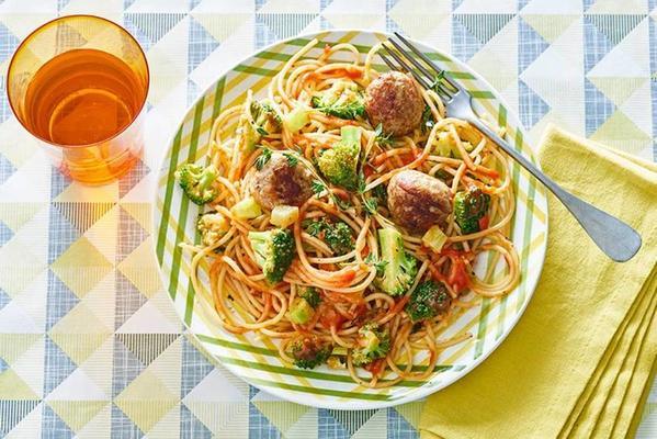 wholemeal spaghetti with tomato sauce and Swedish balls