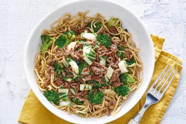 hois noodles with minced meat and green vegetables