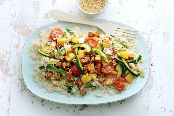 Thai stir-fry with cucumber, cherry tomatoes, onion, pineapple and tofu