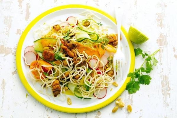 thai noodle salad with chicken and peanuts