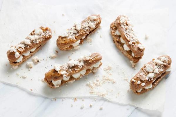 chocolate eclairs with dulce de leche and caramel smelts
