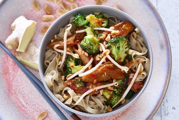 thai noodle salad with vega chicken and broccoli