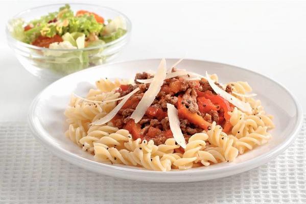 fusilli with tomato-pepper sauce and minced meat