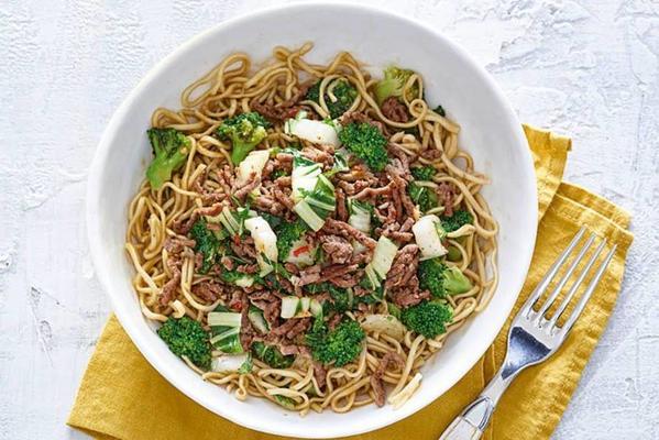 hois noodles with spicy minced meat and green vegetables