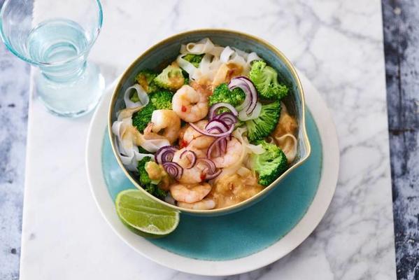 noodle stir-fry with shrimps, red curry and broccoli