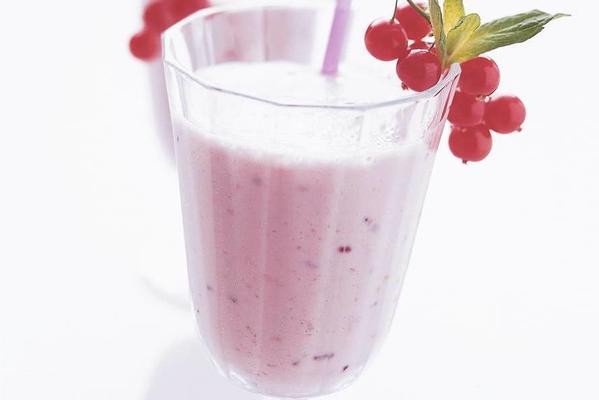 yogurt shake with red fruits
