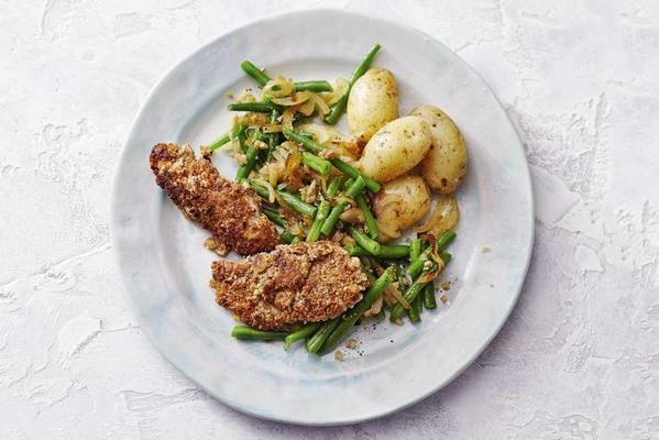 crispy chicken with crunchy beans and steam potatoes