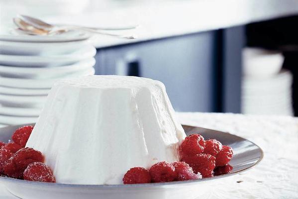flat-cheese pudding with raspberries